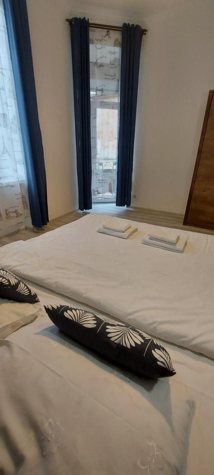 White Rooms On City Center Leopoli Esterno foto